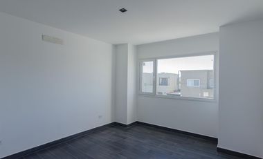 Casa en alquiler en Vila Marina II 5 dormitorios más escritorio. Con Amarra