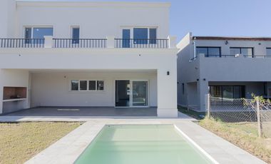 Casa en alquiler en Vila Marina II 5 dormitorios más escritorio. Con Amarra
