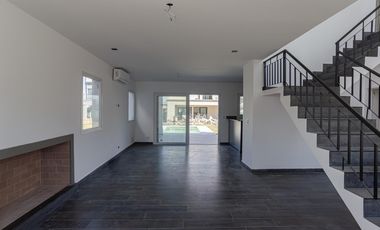 Casa en alquiler en Vila Marina II 5 dormitorios más escritorio. Con Amarra