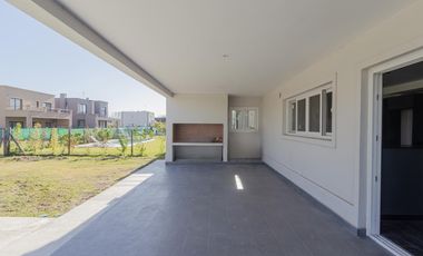 Casa en alquiler en Vila Marina II 5 dormitorios más escritorio. Con Amarra
