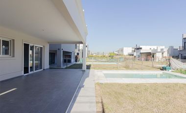 Casa en alquiler en Vila Marina II 5 dormitorios más escritorio. Con Amarra