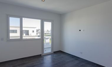 Casa en alquiler en Vila Marina II 5 dormitorios más escritorio. Con Amarra