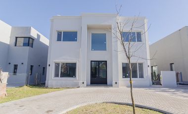 Casa en alquiler en Vila Marina II 5 dormitorios más escritorio. Con Amarra