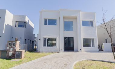Casa en alquiler en Vila Marina II 5 dormitorios más escritorio. Con Amarra
