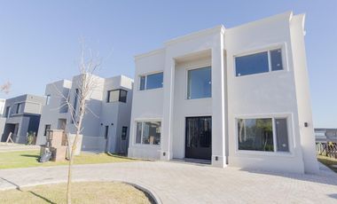Casa en alquiler en Vila Marina II 5 dormitorios más escritorio. Con Amarra