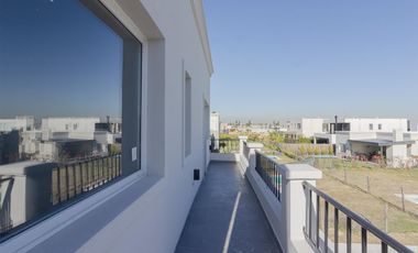 Casa en alquiler en Vila Marina II 5 dormitorios más escritorio. Con Amarra