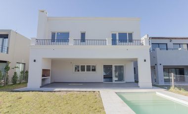 Casa en alquiler en Vila Marina II 5 dormitorios más escritorio. Con Amarra