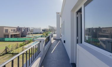 Casa en alquiler en Vila Marina II 5 dormitorios más escritorio. Con Amarra