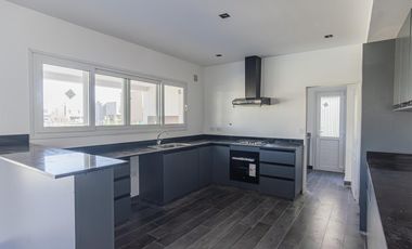 Casa en alquiler en Vila Marina II 5 dormitorios más escritorio. Con Amarra