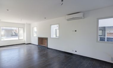 Casa en alquiler en Vila Marina II 5 dormitorios más escritorio. Con Amarra