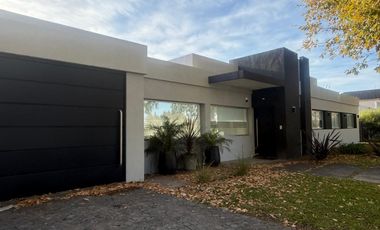 Casa en  alquiler de 3 dormitorios con pileta