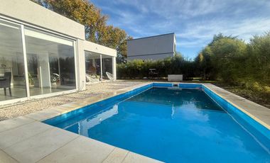 Casa en  alquiler de 3 dormitorios con pileta