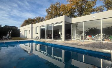 Casa en  alquiler de 3 dormitorios con pileta