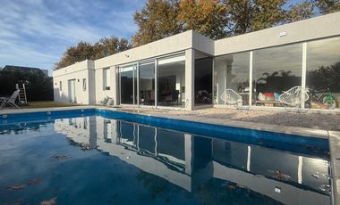 Casa en  alquiler de 3 dormitorios con pileta