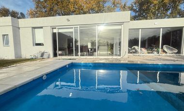 Casa en  alquiler de 3 dormitorios con pileta