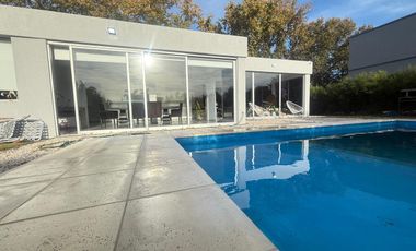 Casa en  alquiler de 3 dormitorios con pileta