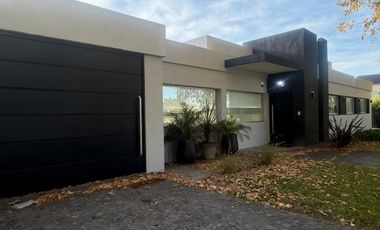 Casa en  alquiler de 3 dormitorios con pileta