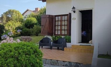 Casa en venta - 3 Dormitorios 2 Baños - Villa Gesell