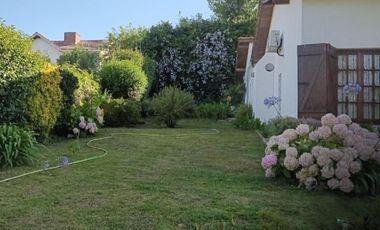 Casa en venta - 3 Dormitorios 2 Baños - Villa Gesell