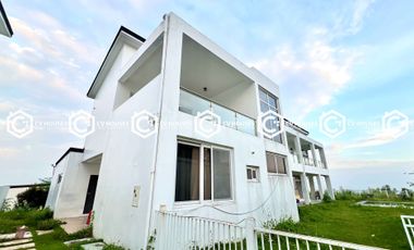 A Scenic View of City & Mt. Arayat: 4 Bedrooms Villa for Rent Located in Clark