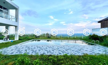 A Scenic View of City & Mt. Arayat: 4 Bedrooms Villa for Rent Located in Clark