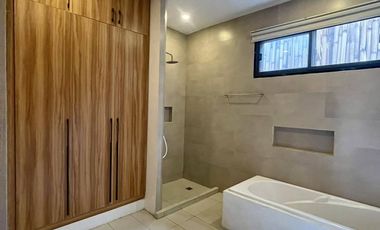 FOR LEASE / RENT  TROPICAL POOL VILLA TYPE HOUSE IN ANGELES CITY NEAR CLARK