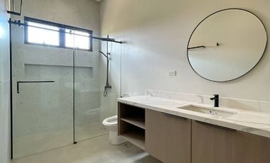 For Sale: 5 Bedroom Brand New House Manila Southwoods Carmona