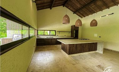 CASA CAMPESTRE EN VENTA EN BOLOMBOLO, ANTIOQUIA