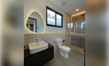 Modern Elegance with Scenic Views in Pacific Heights, Talisa