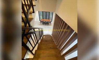Modern Elegance with Scenic Views in Pacific Heights, Talisa