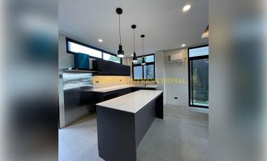 Modern Elegance with Scenic Views in Pacific Heights, Talisa