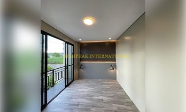 Modern Elegance with Scenic Views in Pacific Heights, Talisa