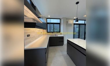 Modern Elegance with Scenic Views in Pacific Heights, Talisa