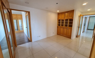 3 Bedroom Condo in Eisenhower Condominium, Greenhills San Juan