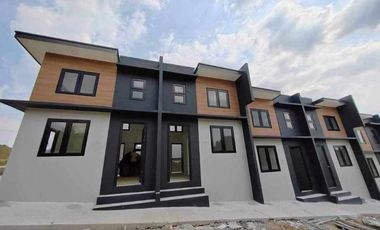 Modern Living In GRAND SYCAMORE TOWN HOUSE