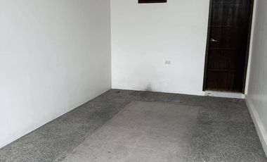 Pre-Owned  Modern  Contemporary  House with  Pool.