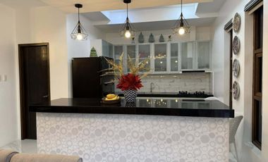 Pre-Owned  Modern  Contemporary  House with  Pool.