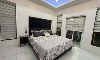 Pre-Owned  Modern  Contemporary  House with  Pool.