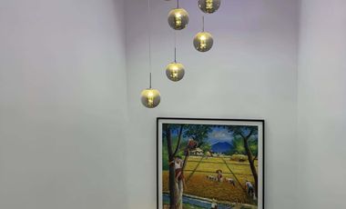 Pre-Owned  Modern  Contemporary  House with  Pool.