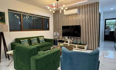 Pre-Owned  Modern  Contemporary  House with  Pool.