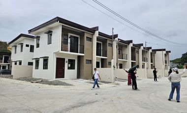 3 bedrooms, 2 toilet and bath with balcony house near in SM Consolacion