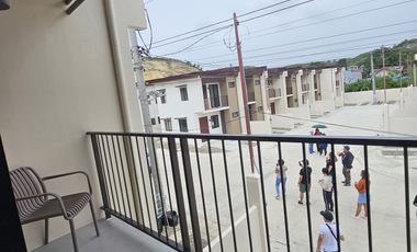 3 bedrooms, 2 toilet and bath with balcony house near in SM Consolacion