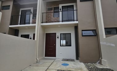 3 bedrooms, 2 toilet and bath with balcony house near in SM Consolacion