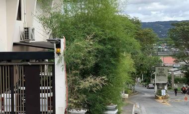 Beautiful Modern House at Corner Lot and with Ample Parking Capacity
