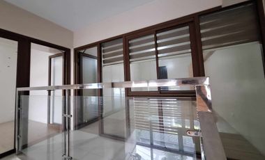 3 Bedroom Condominium with Loft For Sale in 81 Newport City. Pasay City.