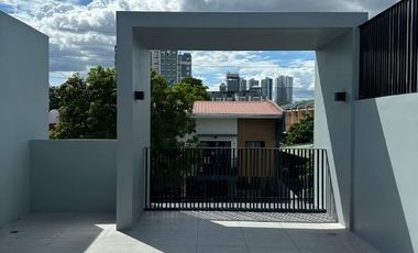 5 Bedroom Townhouse For Sale in Sta. Mesa Manila