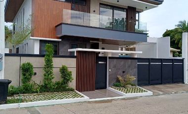 FOR SALE: Brand New 5 Bedroom House in Tahanan near Makati