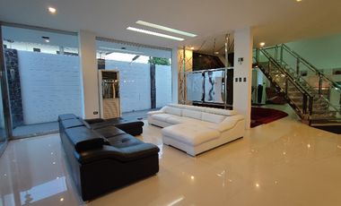 For Sale: Fully Furnished Industrial and Elegant 3 Storey home, San Fernando