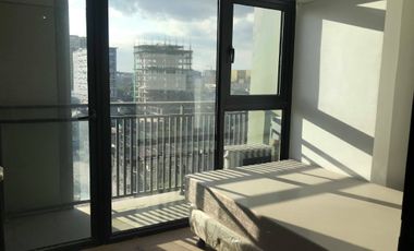 1 Bedroom unit with Balcony For Sale in Bayportwest Tambo, Parañaque