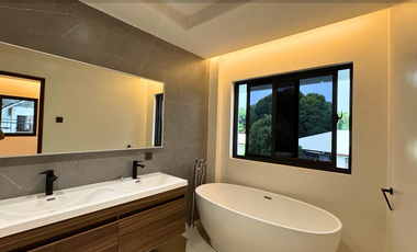For Sale 4 Bedrooms Greenheights Village House at Parañaque City